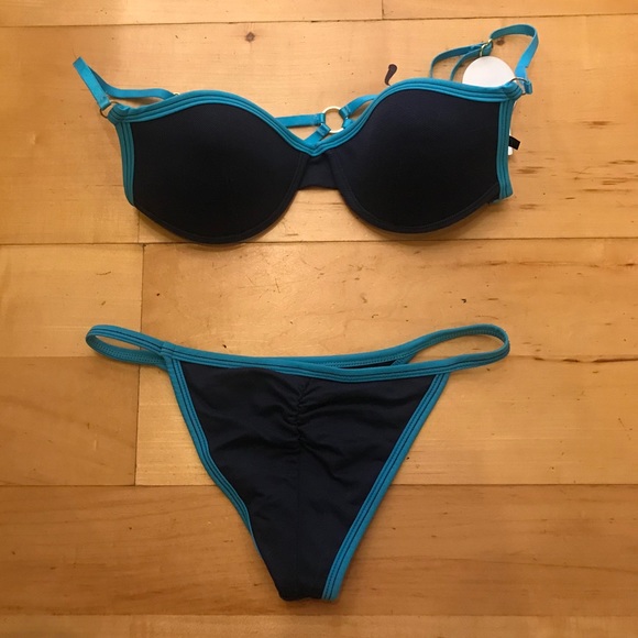 Bikini - Picture 1 of 2